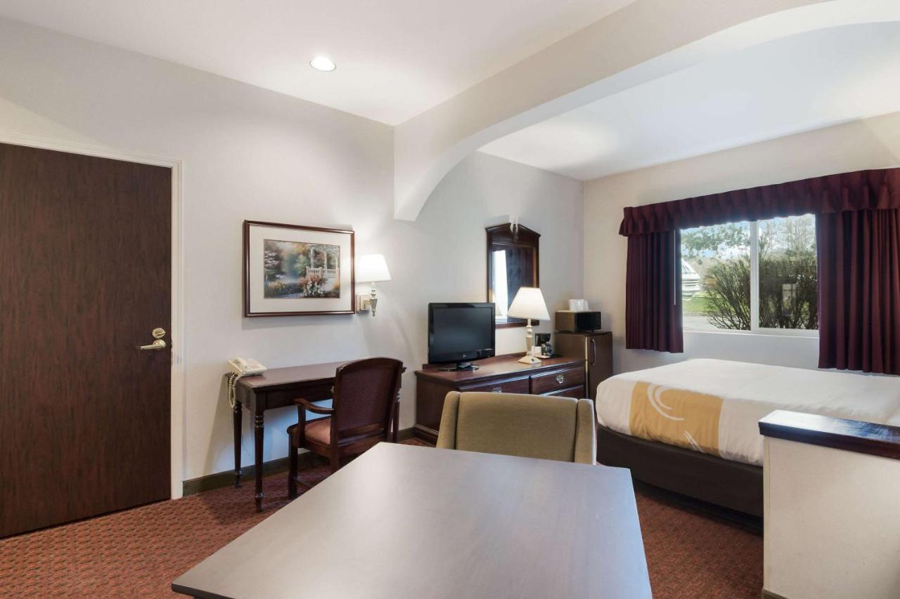 Queen Suite Non Smoking or Pet Friendly,1429074556:JPEG